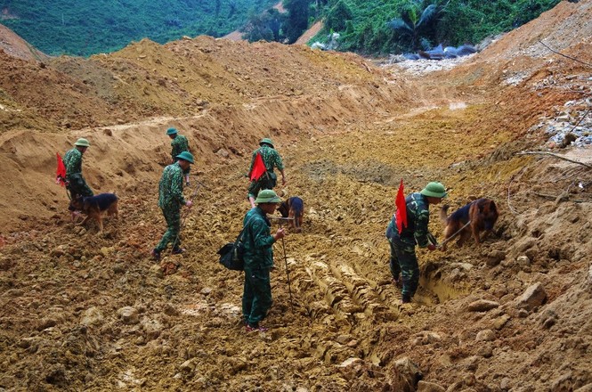 Nhìn gần ‘dòng sông mới’ Rào Trăng vừa nắn chỉnh để tìm nạn nhân mất tích - ảnh 12