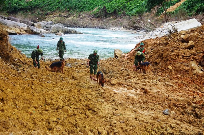 Nhìn gần ‘dòng sông mới’ Rào Trăng vừa nắn chỉnh để tìm nạn nhân mất tích - ảnh 14