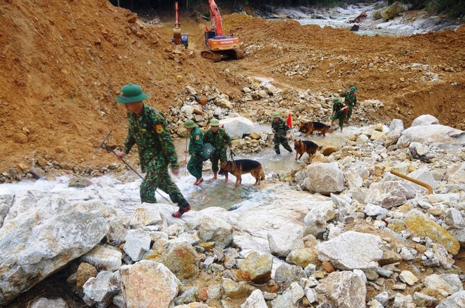 Nhìn gần ‘dòng sông mới’ Rào Trăng vừa nắn chỉnh để tìm nạn nhân mất tích - ảnh 6