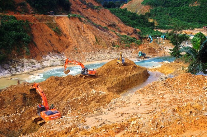 Nhìn gần ‘dòng sông mới’ Rào Trăng vừa nắn chỉnh để tìm nạn nhân mất tích - ảnh 2