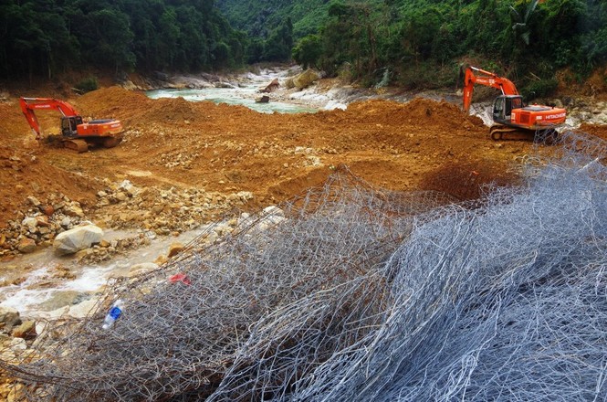 Nhìn gần ‘dòng sông mới’ Rào Trăng vừa nắn chỉnh để tìm nạn nhân mất tích - ảnh 4