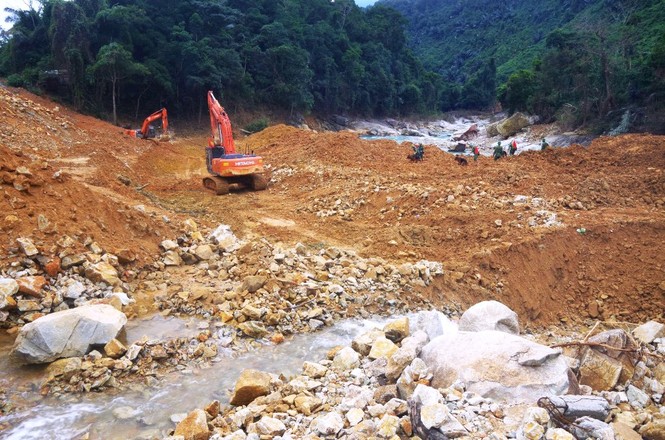 Nhìn gần ‘dòng sông mới’ Rào Trăng vừa nắn chỉnh để tìm nạn nhân mất tích - ảnh 7