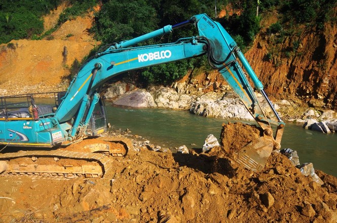 Mưa lớn bất ngờ cuốn trôi đập tạm ngăn nước tìm kiếm người mất tích tại Rào Trăng 3 - ảnh 6