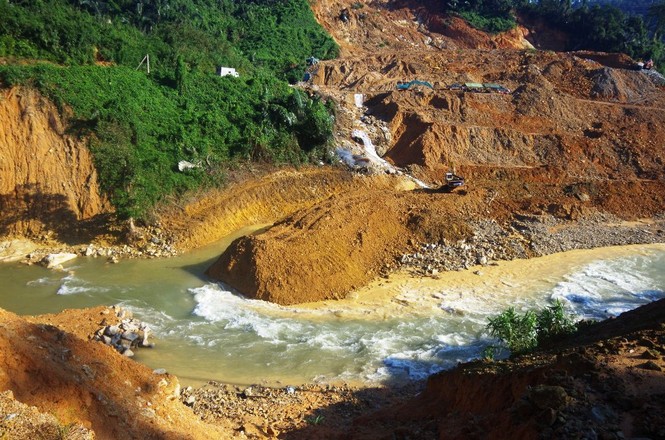 Mưa lớn bất ngờ cuốn trôi đập tạm ngăn nước tìm kiếm người mất tích tại Rào Trăng 3 - ảnh 9