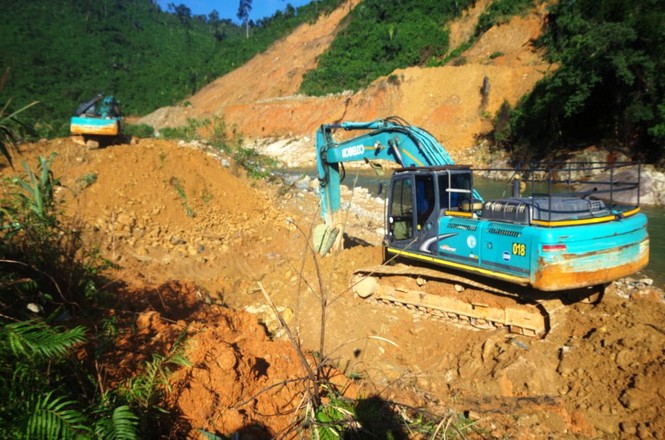 Mưa lớn bất ngờ cuốn trôi đập tạm ngăn nước tìm kiếm người mất tích tại Rào Trăng 3 - ảnh 10