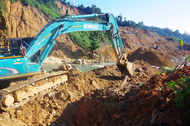 Mưa lớn bất ngờ cuốn trôi đập tạm ngăn nước tìm kiếm người mất tích tại Rào Trăng 3 - ảnh 4