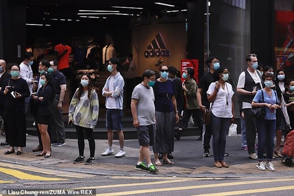 Hong Kong đang ở trong làn sóng COVID-19 thứ ba, từ mai cấm tập trung nhiều hơn 2 người - ảnh 1