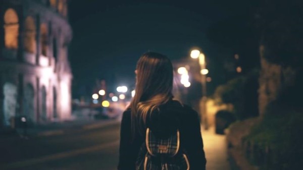 Bị một kẻ dùng vũ khí định trấn lột tiền, cô gái 19 tuổi có cú