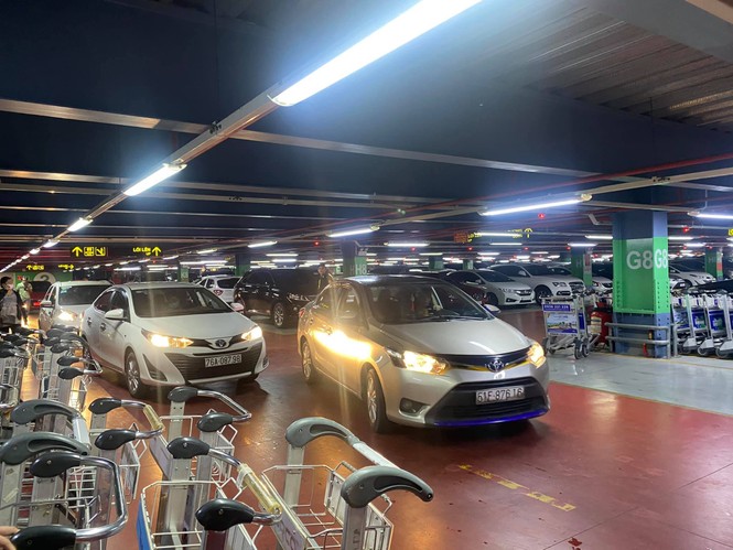 Sân bay Tân Sơn Nhất đổi chỗ đón taxi công nghệ: Ghi nhận nhiều phản ánh
