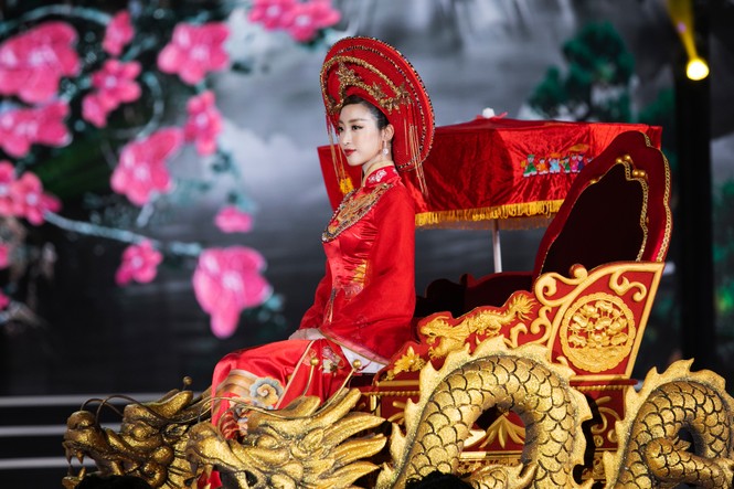 Hoa hậu Đỗ Mỹ Linh ăn chay 2 ngày để ngồi kiệu rồng hóa Thánh Mẫu tại Chung kết HHVN 2020 - ảnh 4