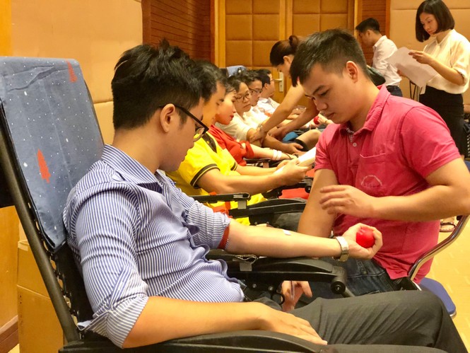 7.000 cán bộ, đoàn viên, thanh niên xếp hàng hiến máu tình nguyện - ảnh 2
