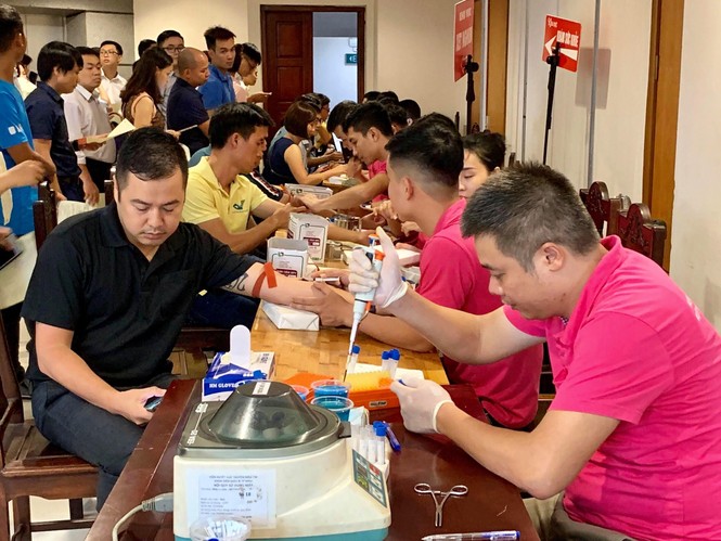 7.000 cán bộ, đoàn viên, thanh niên xếp hàng hiến máu tình nguyện - ảnh 1