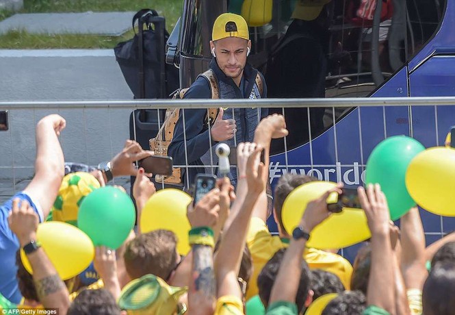Bóng hồng vẫy cờ không biết mỏi chào đón tuyển Brazil - ảnh 2