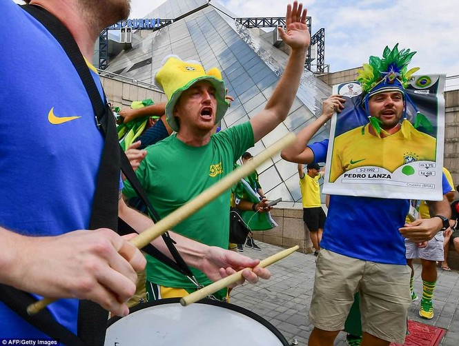 Bóng hồng vẫy cờ không biết mỏi chào đón tuyển Brazil - ảnh 7