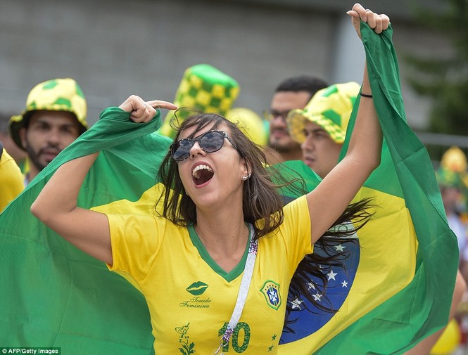 Bóng hồng vẫy cờ không biết mỏi chào đón tuyển Brazil - ảnh 5