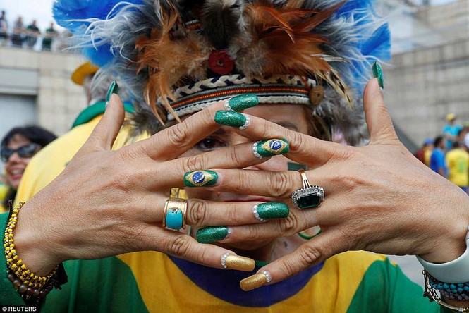 Bóng hồng vẫy cờ không biết mỏi chào đón tuyển Brazil - ảnh 8
