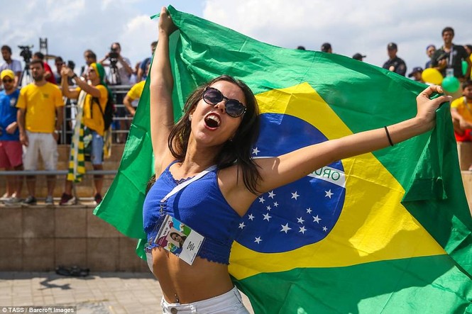 Bóng hồng vẫy cờ không biết mỏi chào đón tuyển Brazil - ảnh 6