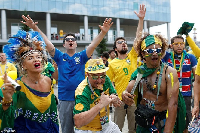 Bóng hồng vẫy cờ không biết mỏi chào đón tuyển Brazil - ảnh 9