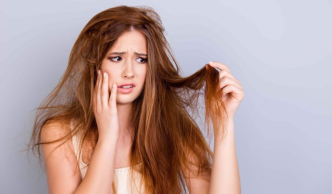 Lý do sử dụng dầu gội khô với tần suất dày đặc sẽ làm da đầu tích tụ bã nhờn, hoá chất - ảnh 2