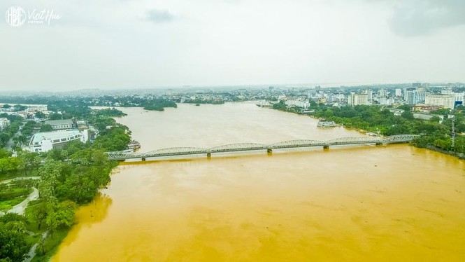 Thành phố Huế ngập sâu trong biển nước, dự đoán lũ sẽ còn tiếp tục kéo dài nhiều ngày tới - ảnh 1