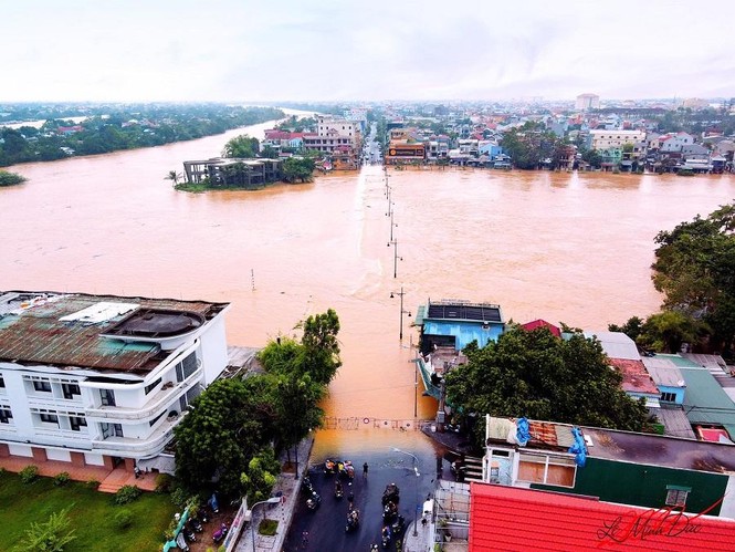Thành phố Huế ngập sâu trong biển nước, dự đoán lũ sẽ còn tiếp tục kéo dài nhiều ngày tới - ảnh 4