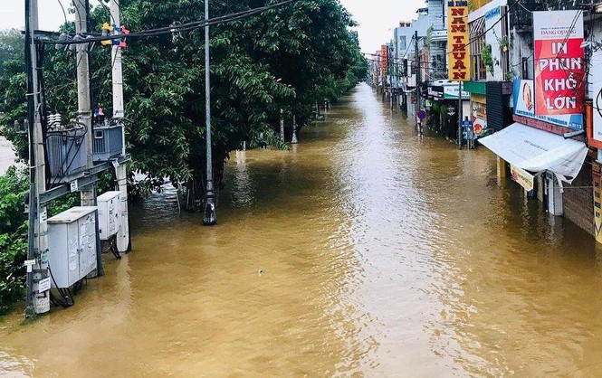 Thành phố Huế ngập sâu trong biển nước, dự đoán lũ sẽ còn tiếp tục kéo dài nhiều ngày tới - ảnh 7