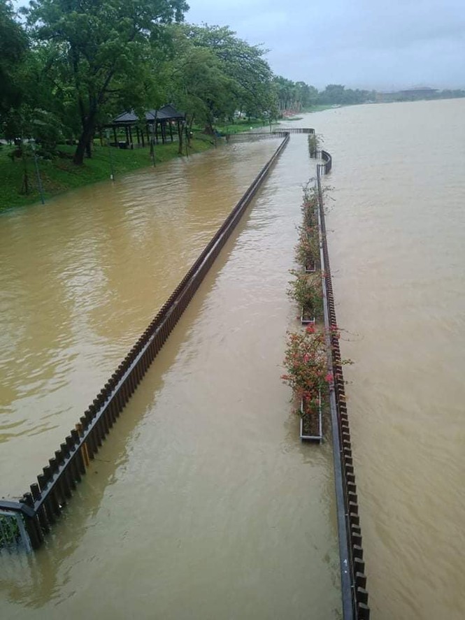 Thành phố Huế ngập sâu trong biển nước, dự đoán lũ sẽ còn tiếp tục kéo dài nhiều ngày tới - ảnh 2