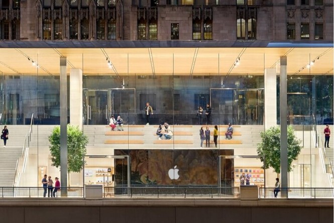 Apple là một trong những nhà bán lẻ đầu tiên đóng cửa hàng vì dịch COVID-19. - ảnh 1