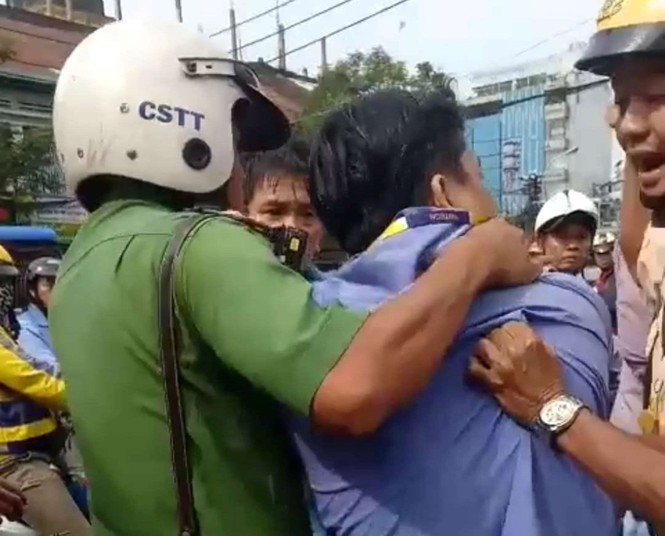Tài xế xe buýt đâm trọng thương tài xế GrabBike - ảnh 1