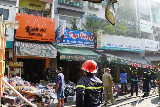 Cháy nhà sát chợ ở trung tâm TPHCM, cả khu phố náo loạn - ảnh 2
