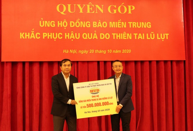 Đại hội đảng bộ TP Đà Nẵng, đại biểu quyên góp được hơn 140 triệu ủng hộ dân vùng bão lụt - ảnh 7