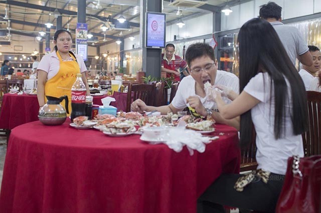 Tiếp viên hàng không xinh như mộng chuyển nghề... bóc ghẹ thuê - ảnh 1