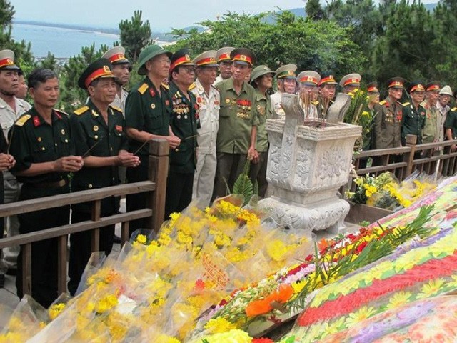 Hàng ngàn lượt người viếng mộ Đại tướng ngày Kỷ niệm Chiến thắng Điện Biên Phủ - ảnh 1