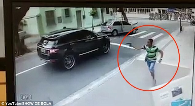 Thủ môn bị dí súng, cướp xe trên phố giữa ban ngày - ảnh 1