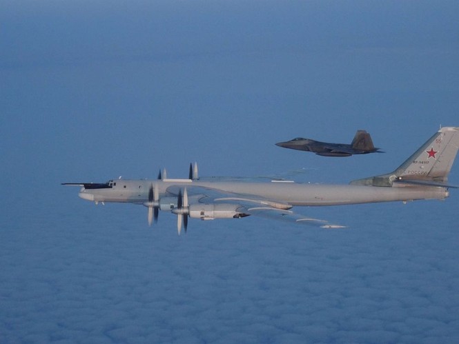 Mỹ tung ảnh F-22 chặn đầu oanh tạc cơ Nga ngoài khơi Alaska - ảnh 1