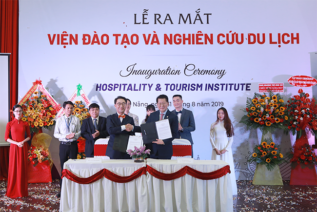 Viện trưởng Du lịch, ĐH Duy Tân nhận giải Thành tựu Cuộc đời của Tổng thống Hàn Quốc - ảnh 1