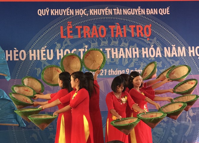 Trao 900 suất học bổng và quà
cho học sinh nghèo xứ Thanh - ảnh 1
