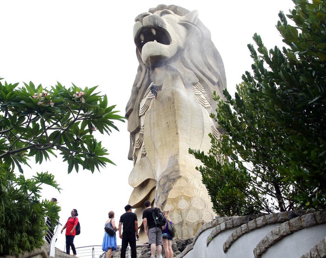 Singapore dỡ bỏ tượng sư tử biển lớn nhất để làm đường - ảnh 3