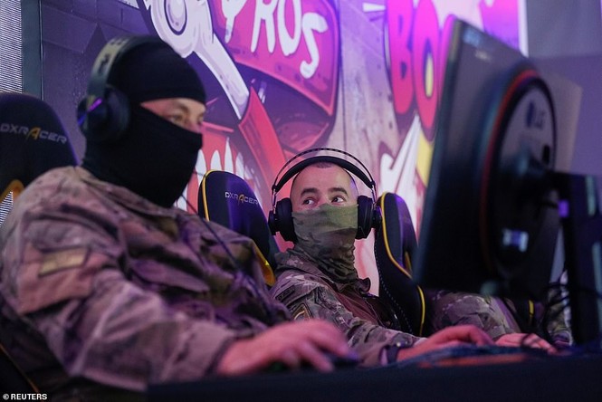 Lính đặc nhiệm Ukraine đeo kính nhìn xuyên đêm, xách súng trường đi đấu game - ảnh 4
