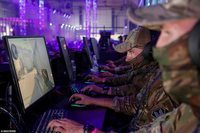 Lính đặc nhiệm Ukraine đeo kính nhìn xuyên đêm, xách súng trường đi đấu game - ảnh 5