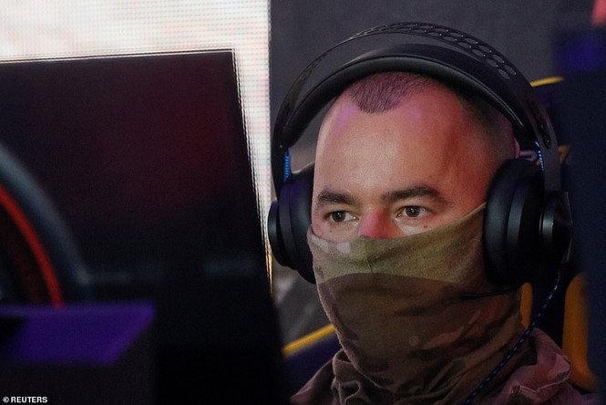 Lính đặc nhiệm Ukraine đeo kính nhìn xuyên đêm, xách súng trường đi đấu game - ảnh 6