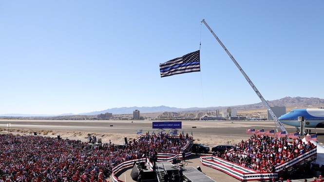 Tiêm kích F-16 truy đuổi phi cơ xuất hiện gần buổi tranh cử của ông Trump - ảnh 1