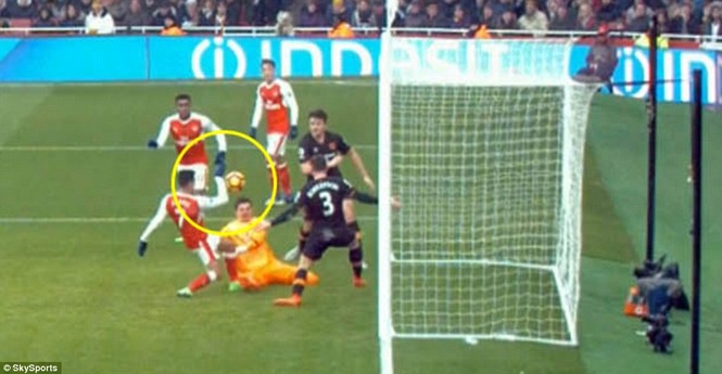 Trọng tài nhận sai vì biếu Arsenal bàn thắng bằng tay - ảnh 2