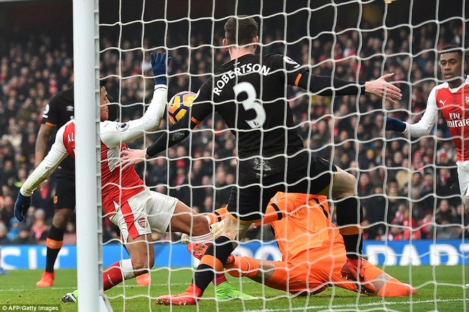 Trọng tài nhận sai vì biếu Arsenal bàn thắng bằng tay - ảnh 1