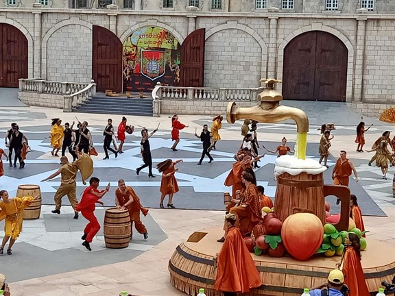 Show nghệ thuật “khủng” trên đỉnh núi Bà Nà - ảnh 1