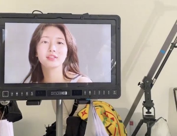 Fan truy tìm xuất xứ “chiếc chăn trứng cuộn” luôn ở bên Suzy suốt 8 năm qua - ảnh 7