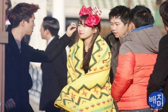Fan truy tìm xuất xứ “chiếc chăn trứng cuộn” luôn ở bên Suzy suốt 8 năm qua - ảnh 3