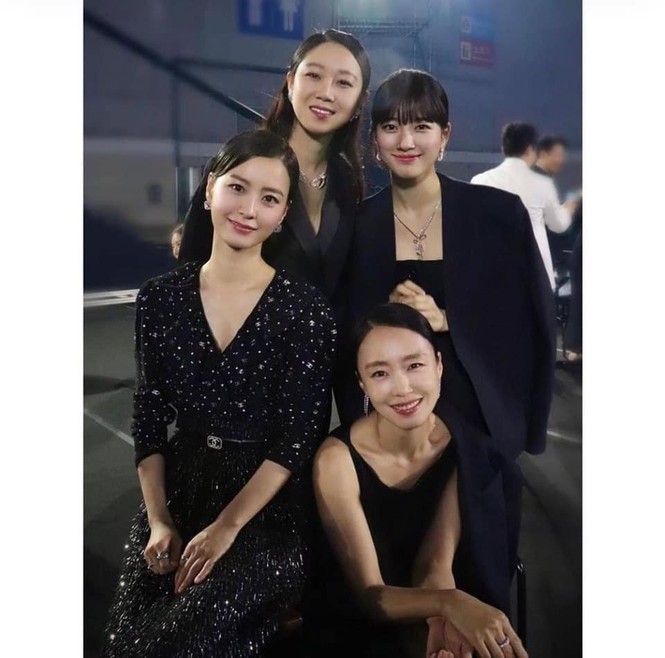 Thương cho Suzy, chỉ muốn chụp tấm hình kỷ niệm với tiền bối cũng gây tranh cãi - ảnh 1