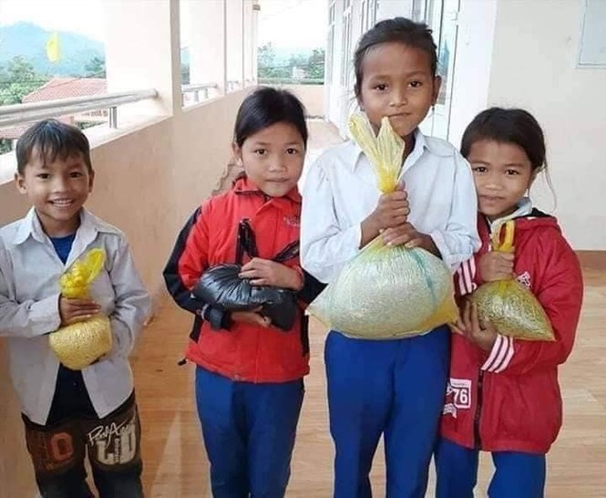 Rưng rưng trước những món quà trò vùng cao tặng thầy cô ngày 20/11 - ảnh 7