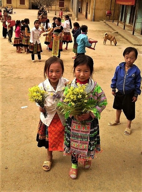 Rưng rưng trước những món quà trò vùng cao tặng thầy cô ngày 20/11 - ảnh 6